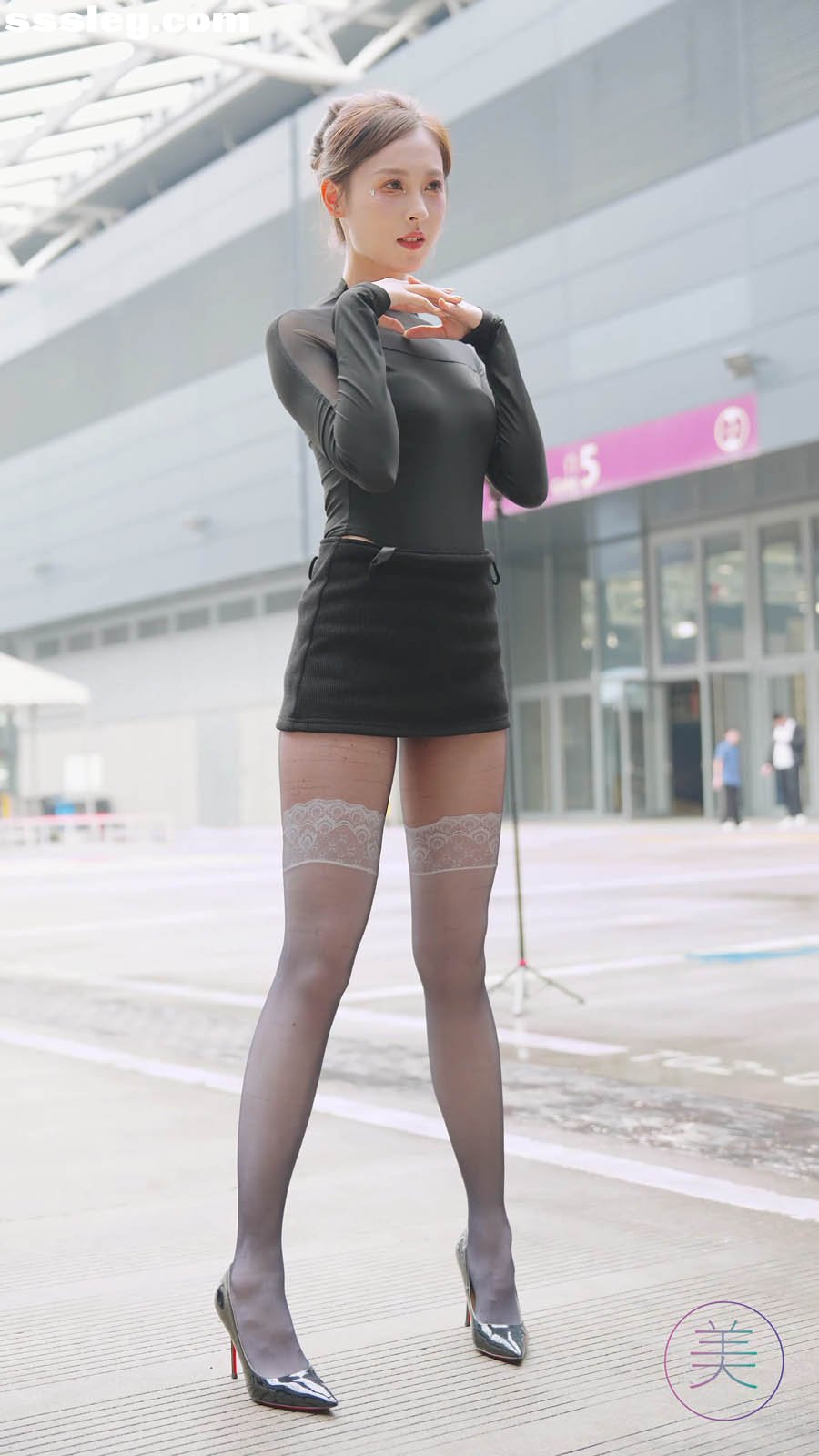 V (1).jpg